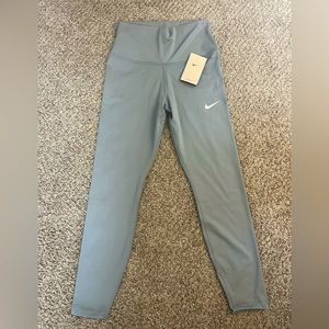 NIKE leggings New with price tag (size M)